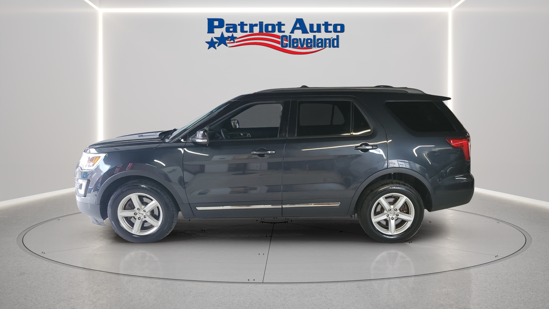 Photo 2 of 2017 Ford Explorer XLT